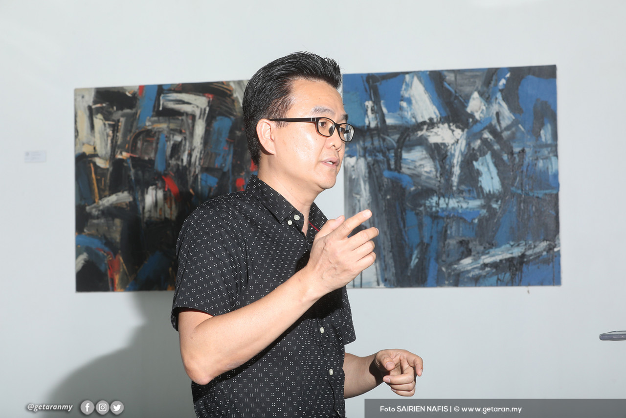 Kenny meminati seni visual sejak di bangku sekolah.