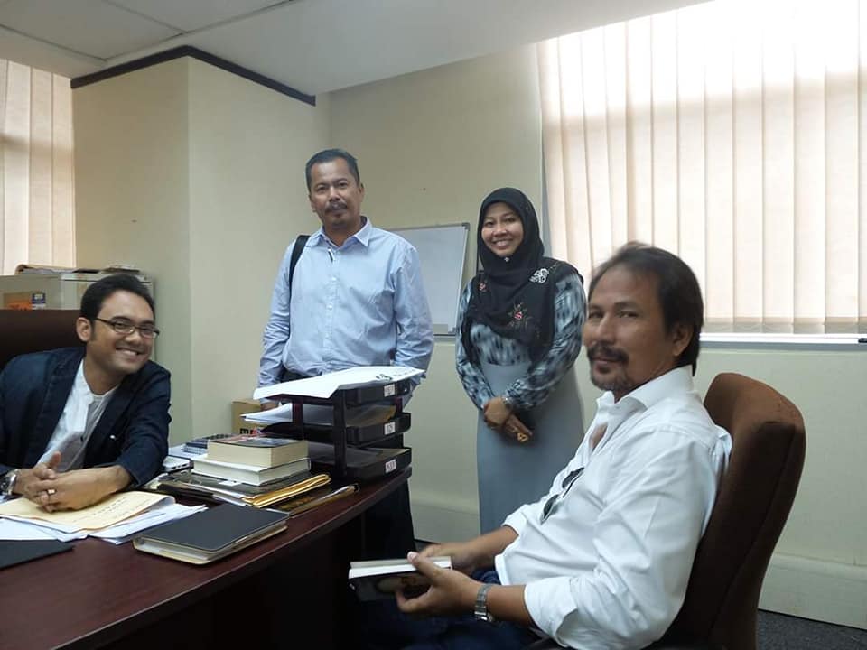 Keon (dua dari kiri) berbesar hati dapat menghasilkan lirik lagu dendangan M Nasir. 