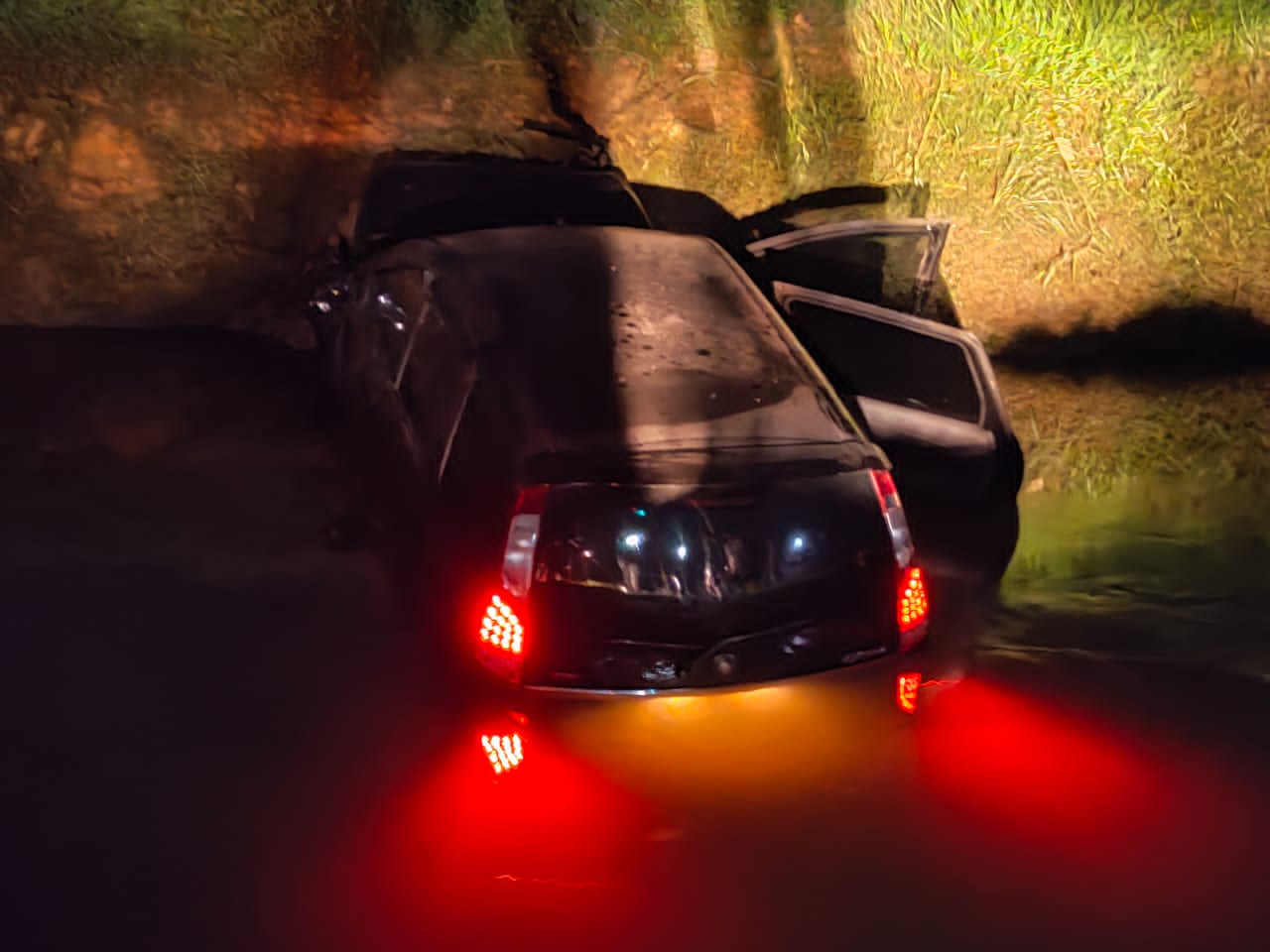 7 mangsa terdiri daripada 5 wanita dan 2 lelaki berusia 13 hingga 61 tahun cedera selepas sebuah MPV terjunam ke dalam sungai sedalam 0.3 meter di Jalan Haji Abdul Manan dekat Kapar, Klang, malam tadi. - Gambar dari media sosial