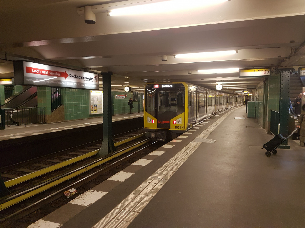 Suasana stesen U-Bahn bawah tanah di Berlin
