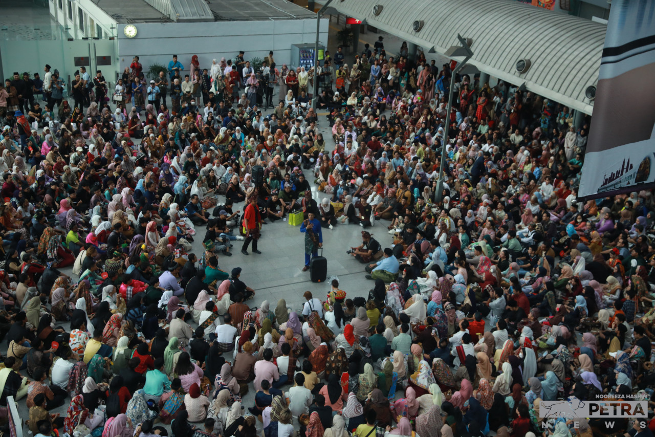 Peserta menyaksikan persembahan yang disajikan sempena Keretapi Sarong 2023.