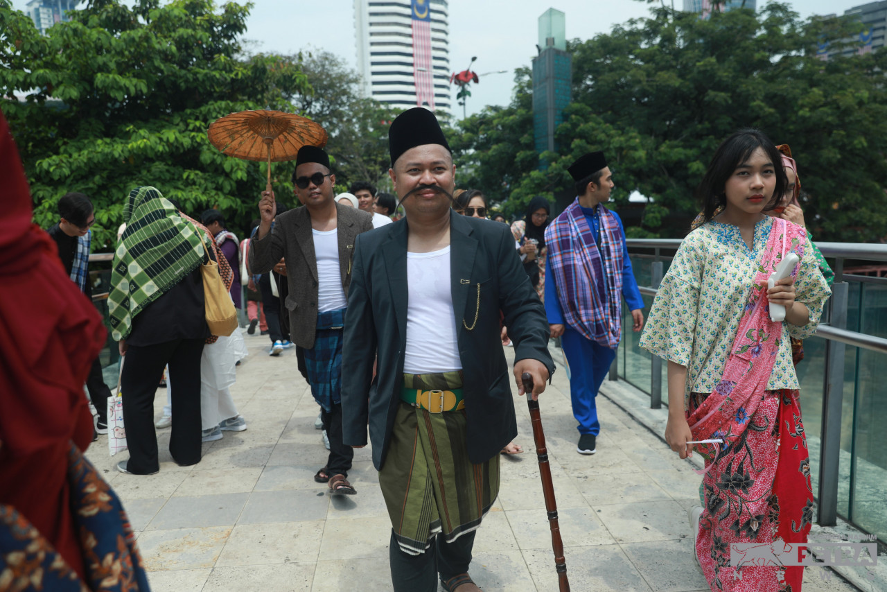 Antara peserta yang memeriahkan Keretapi Sarong 2023.