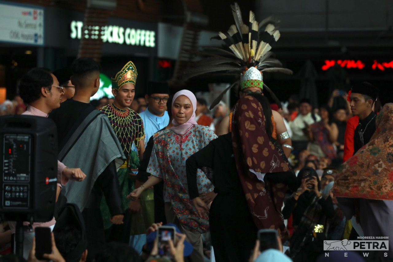 Antara peserta yang memeriahkan Keretapi Sarong 2023.
