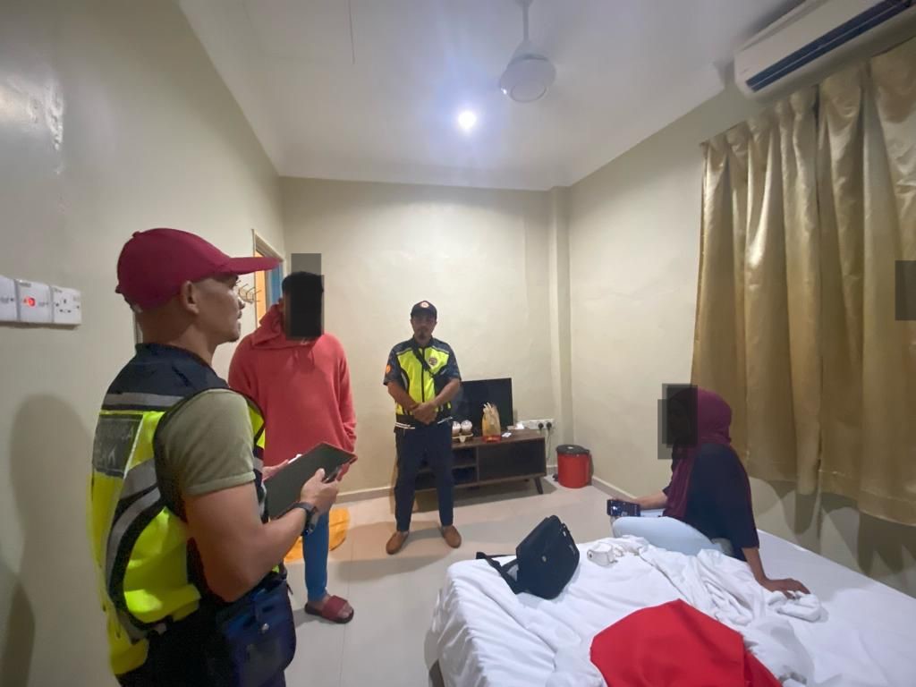 Seorang lelaki penjawat awam dan wanita pekerja kilang memberi alasan berehat di bilik hotel dekat Kulim selepas menyaksikan pertunjukkan bunga api di Pulau Pinang apabila dikunjungi Pegawai Penguatkuasa Pejabat Agama Daerah Kulim, awal pagi ini. gambar Rafisqi Radhi