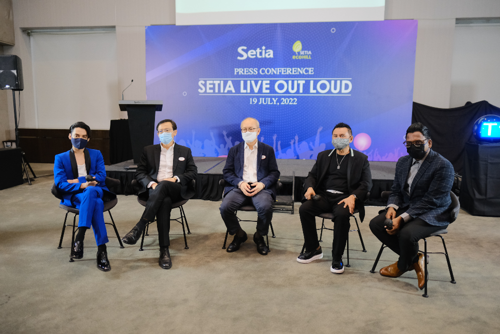 Hael Husaini (kiri) dan Zainal Abidin pada sidang media Konsert Setia ‘Live Out Loud’.
