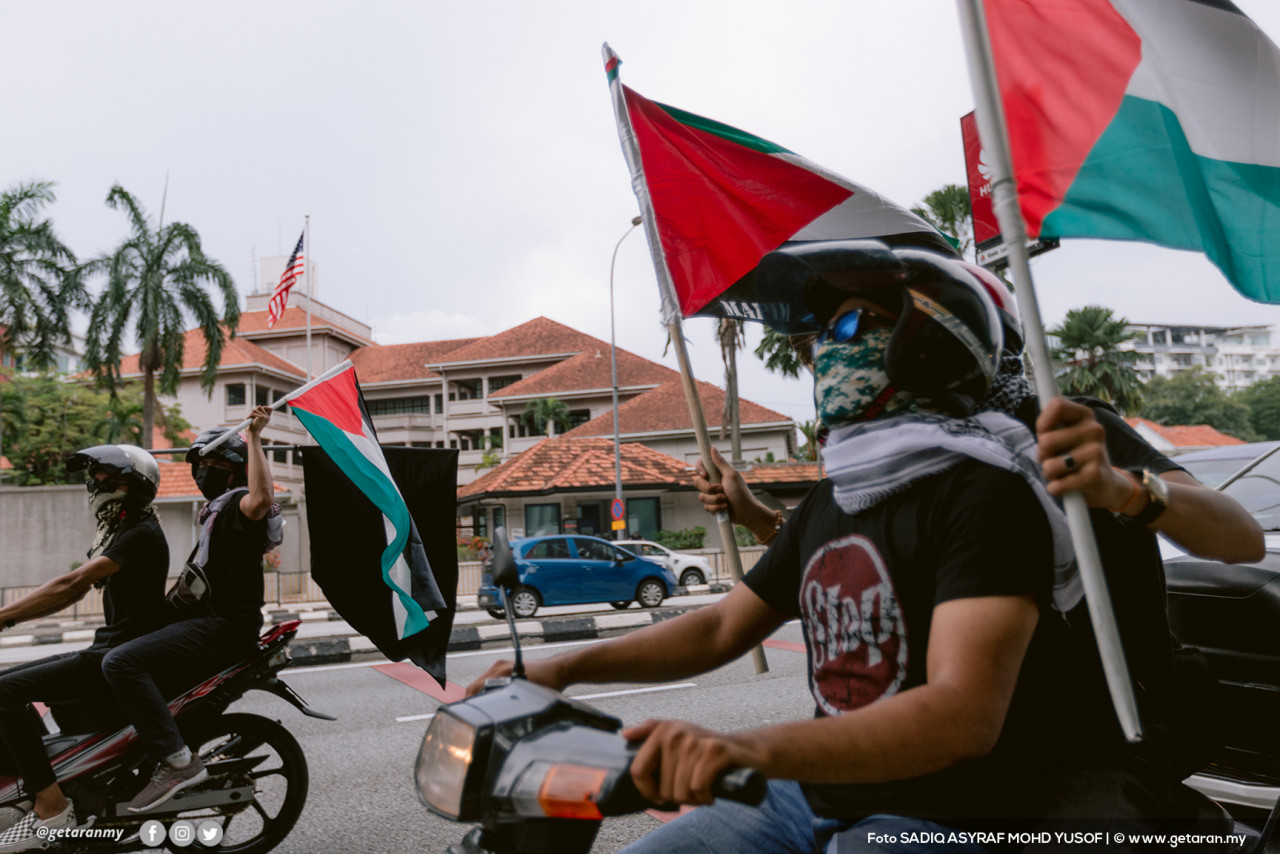 Bendera Palestin dikibarkan sebagai tanda rakyat Malaysia bersimpati dan menyokong perjuangan penduduk Palestin.