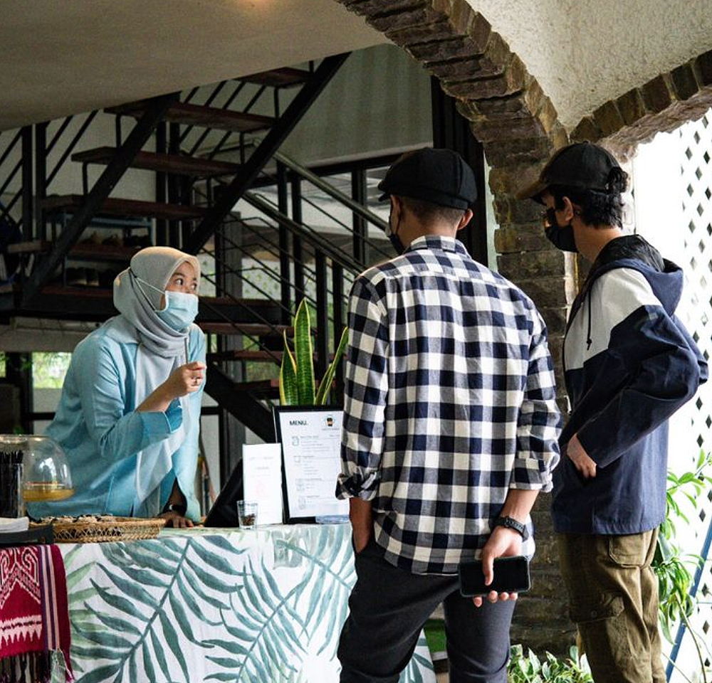 Isteri Wan Zulfadhli, Syaza Fatin Fartini sedang melayan pelanggan yang datang ke kedainya.