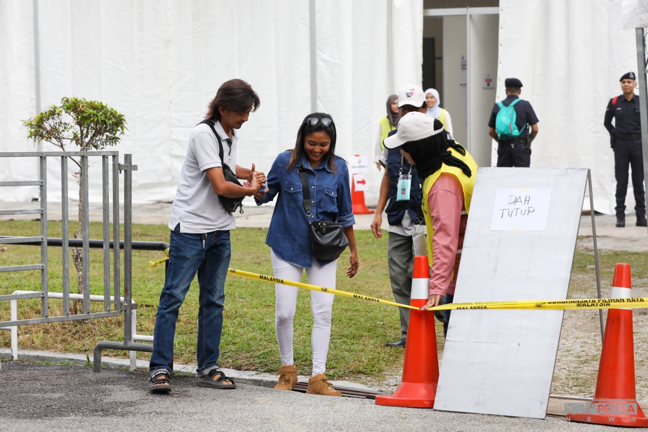 Sepasang suami isteri menjadi pengundi terakhir menunaikan tanggungjawab di Dewan Serbaguna MPAJ, AU2. sebelum pusat pengundian ditutup pada jam 6 petang. - gambar Salwa Farhana Ismail 