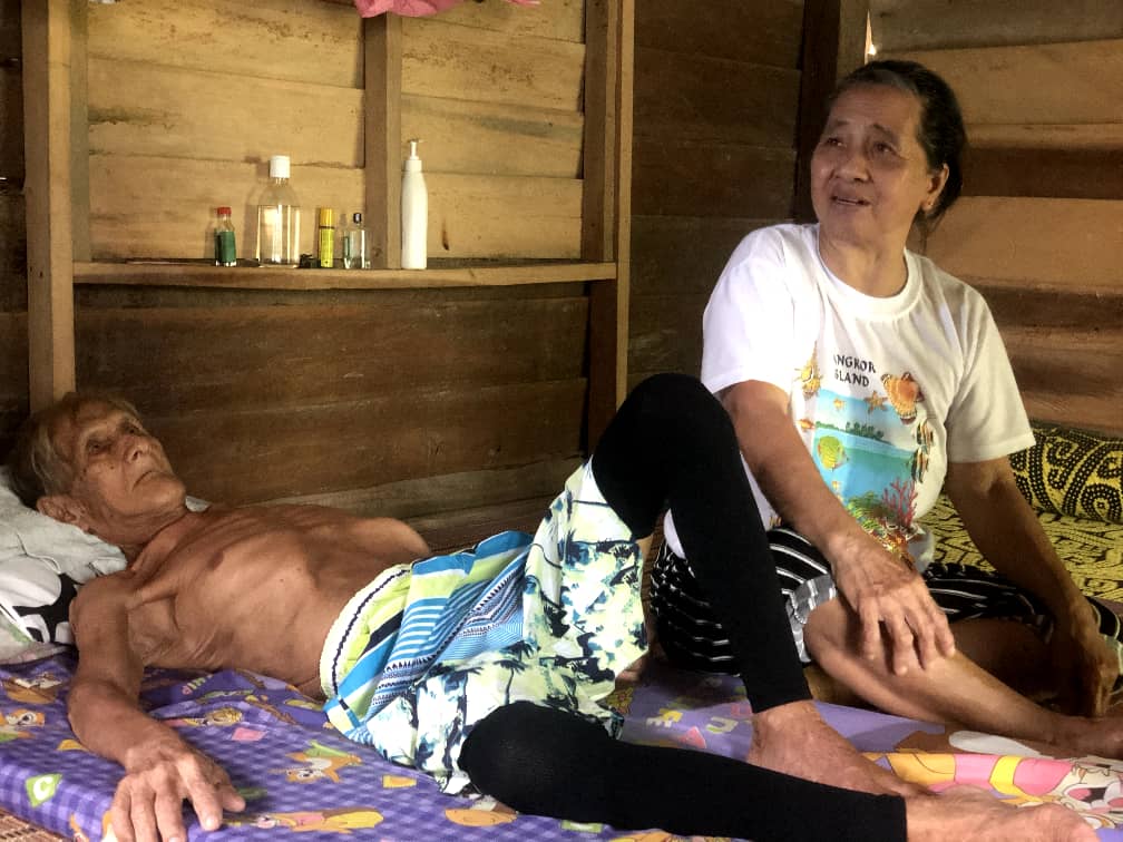 Liana Duat. 5 anaknya mempunyai kerakyatan, tetapi dia tidak. Liana kematian suaminya akibat kanser tahun lepas.