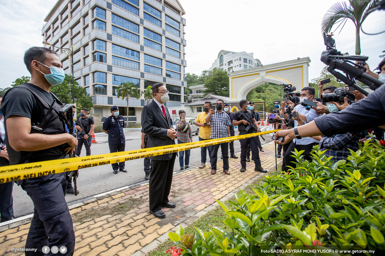 Lim Guan Eng bercakap dengan pemberita selepas menghadap Agong di Istana Negara, hari ini.