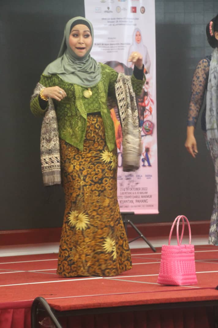 Liza akui kebaya yang dikenakannya itu masih lagi tidak mengikut potongan badan kerana dia tidak suka menggunakan korset.