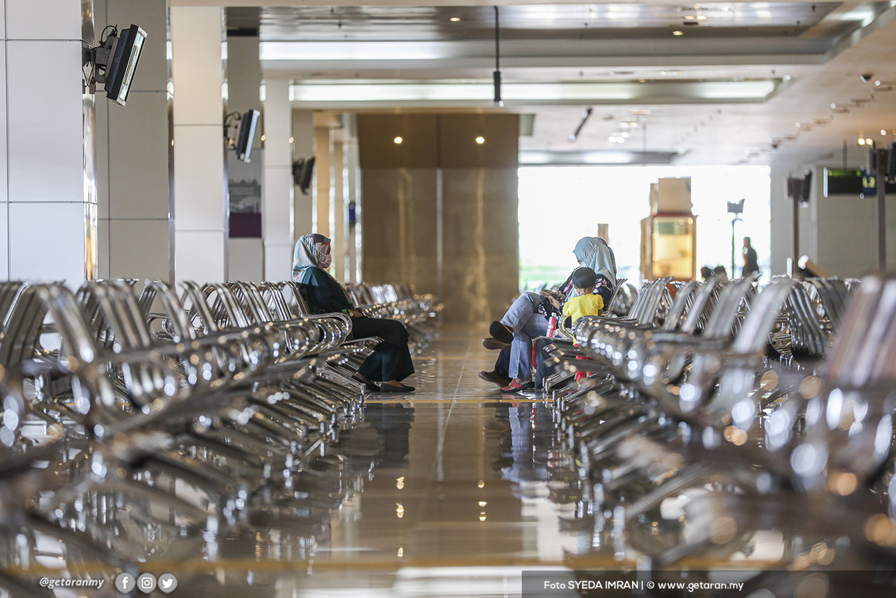 Suasana di Terminal Bersepadu Selatan (TBS) pada hari pertama sekatan penuh pergerakan fasa pertama.