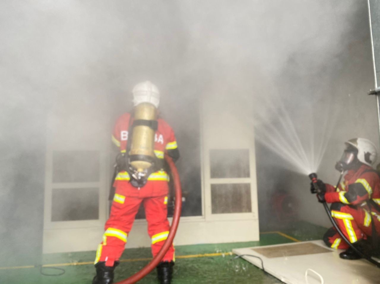Anggota Bomba memadam kebakaran di Loji Rawatan Air (LRA) Semangar. - Gambar dari JBPM Negeri Johor