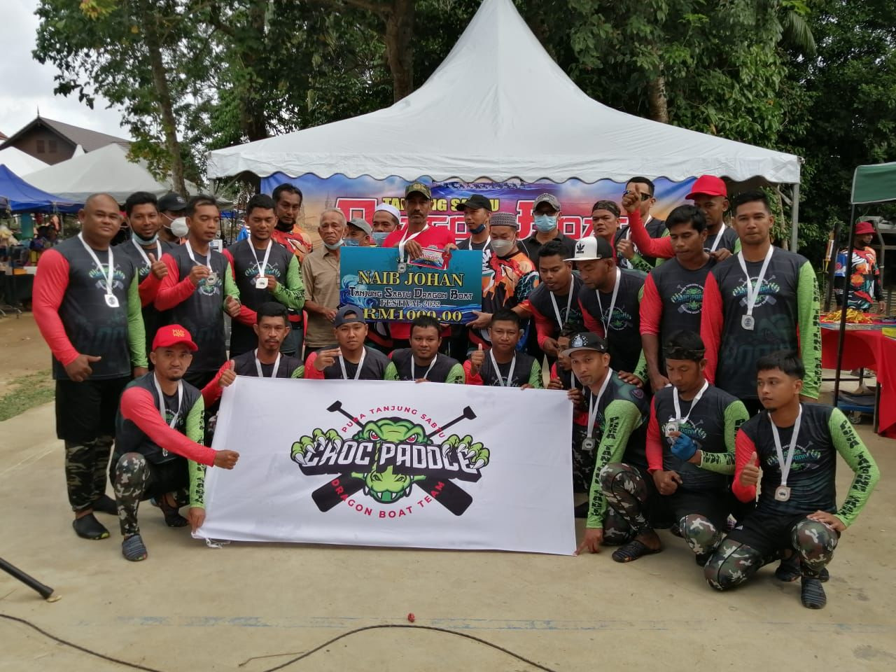 Pasukan tuan rumah, kampung Tanjung Sabtu berjaya mendapat tempat kedua dan memenangi RM1,000 berserta medal