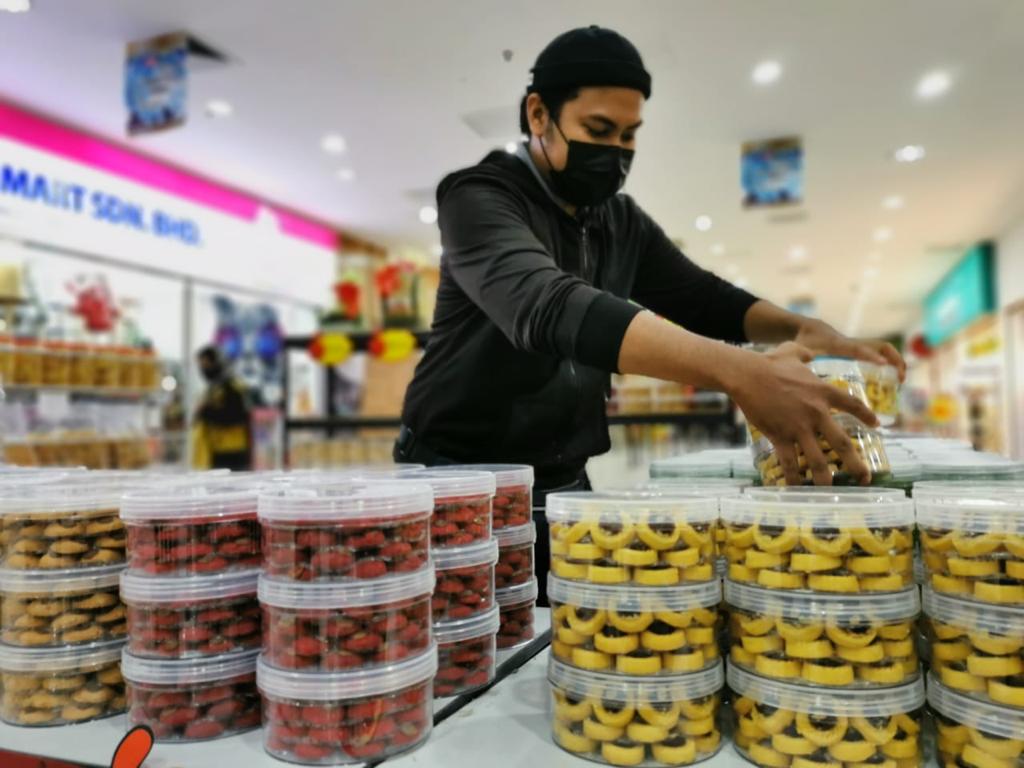 Luqman bersyukur walaupun stok kuih raya lambat sampai, namun namun pelanggan sanggup menunggu.