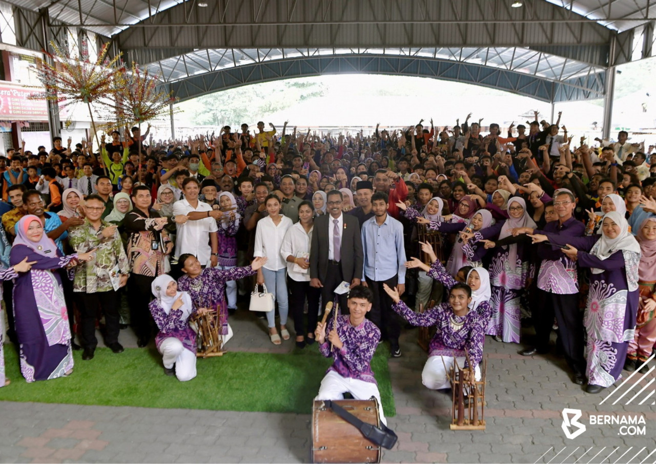 Pengetua Sekolah Menengah Kebangsaan Taman Sri Muda, yang juga bekas pendaki Gunung Everest 1997, Datuk Magendran bergambar kenangan bersama pelajar dan guru serta tetamu jemputan pada Majlis Semarak Budi, Kilauan Bakti sempena persaraannya, semalam. gambar BERNAMA