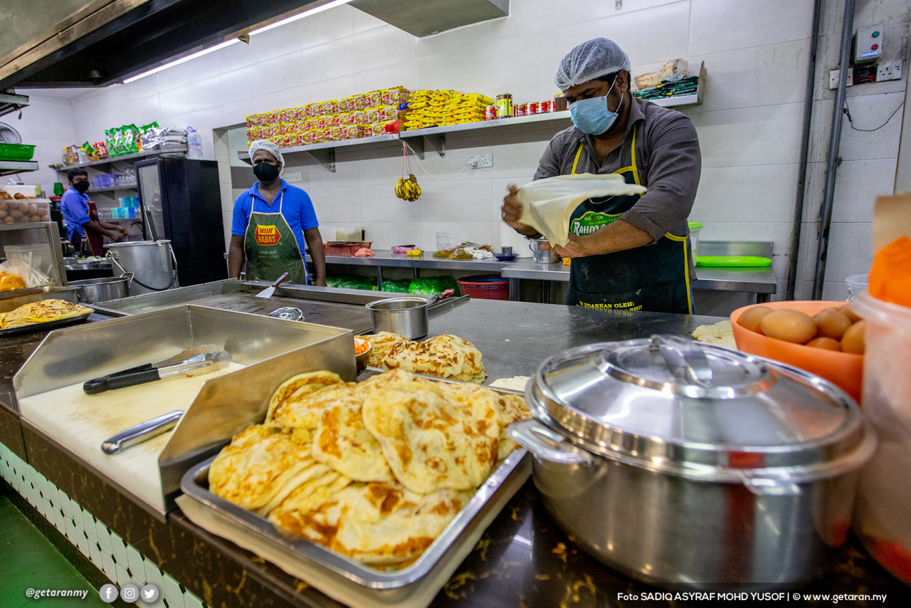 Roti canai merupakan hidangan utama yang kebanyakannya akan dicari oleh orang ramai di restoran.