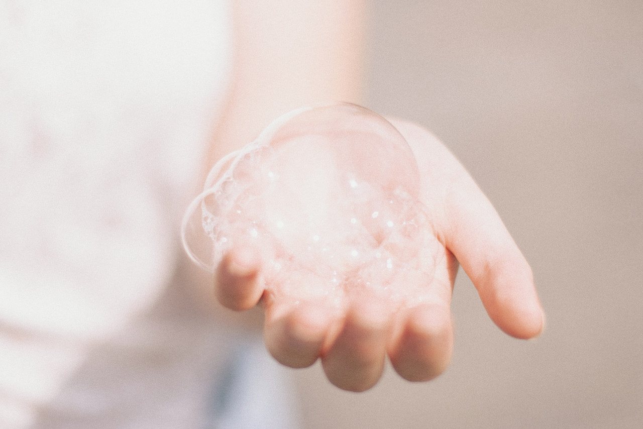 Letakkan sabun cuci muka di tapak tangan dahulu - Gambar hiasan Unsplash