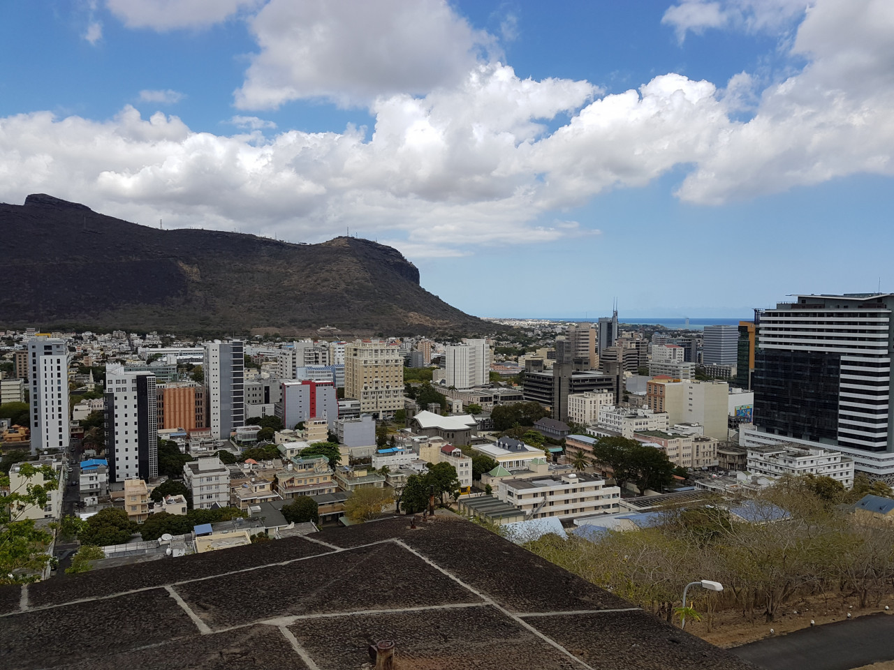 Pemandangan Port Louis dari Tugu Adelaide (Citadel of Port Louis)