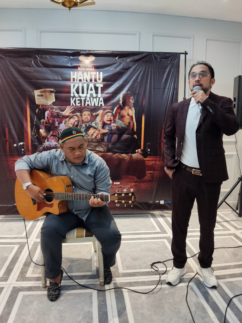 Mawi menyanyikan lagu runut bunyi filem ini. 