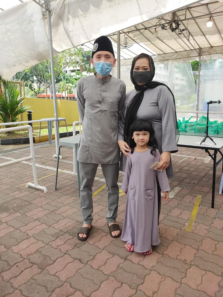 Max Boimax bersama tunangnya