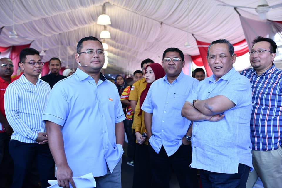 Amirudin Shari (kiri) dan Aminuddin Harun (kanan) pada Majlis Pelancaran Inisiatif Pendapatan Rakyat (IPR) di Stesen Transit Aliran Ringan (LRT) Cempaka, Ampang, Selangor.