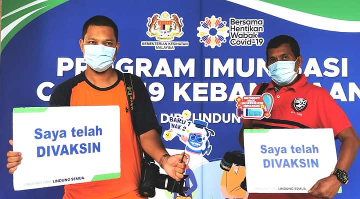Dua petugas media telah menerima suntikan dos pertama vaksin di Putrajaya, hari ini.