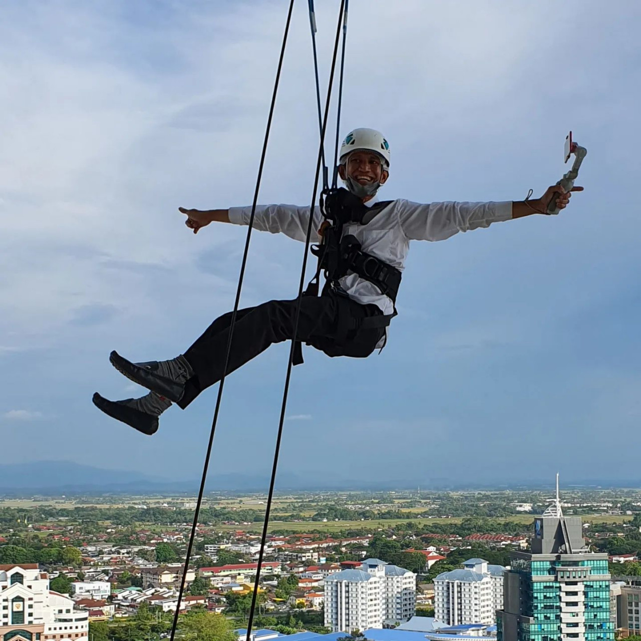 Peserta yang berminat akan dibawa ke tempat pelepasan di ketinggian 105 meter menara sebelum dipakaikan abah-abah keselamatan - Gambar Facebook Menara Alor Setar