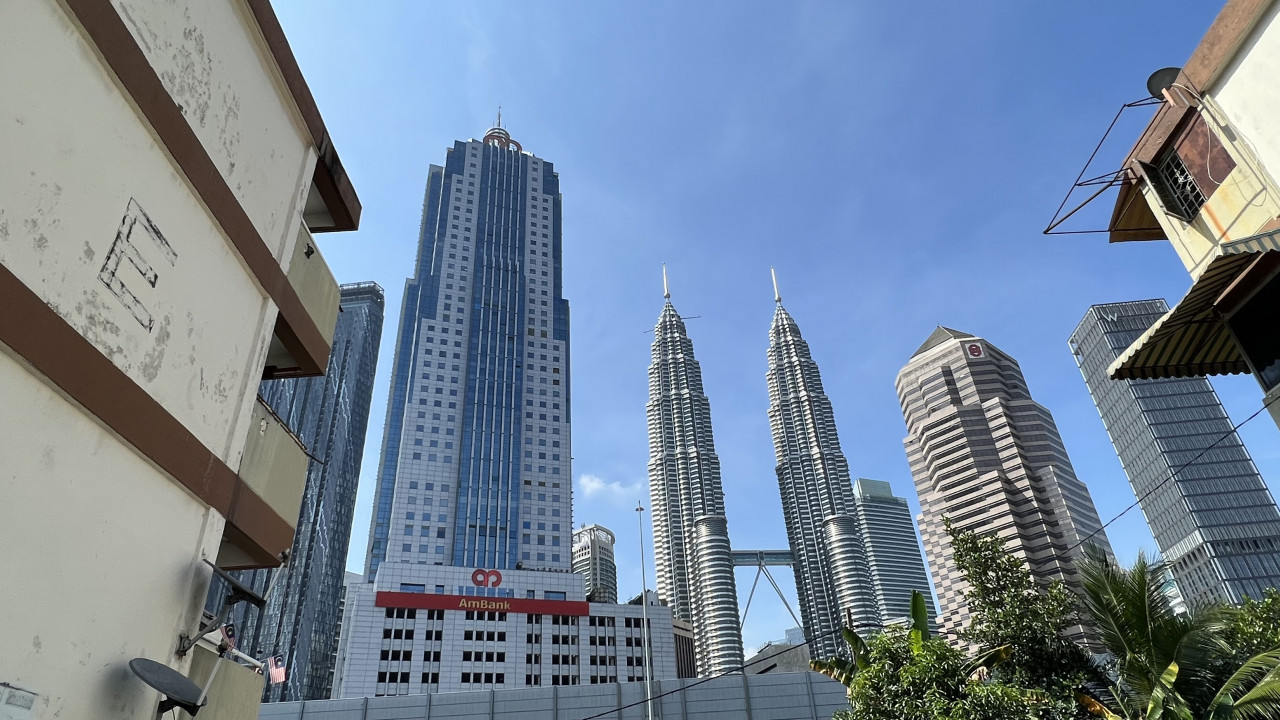 Menara Berkembar Petronas dilihat dari Kampung Sungai Baru. - Gambar oleh Lancelot Theseira