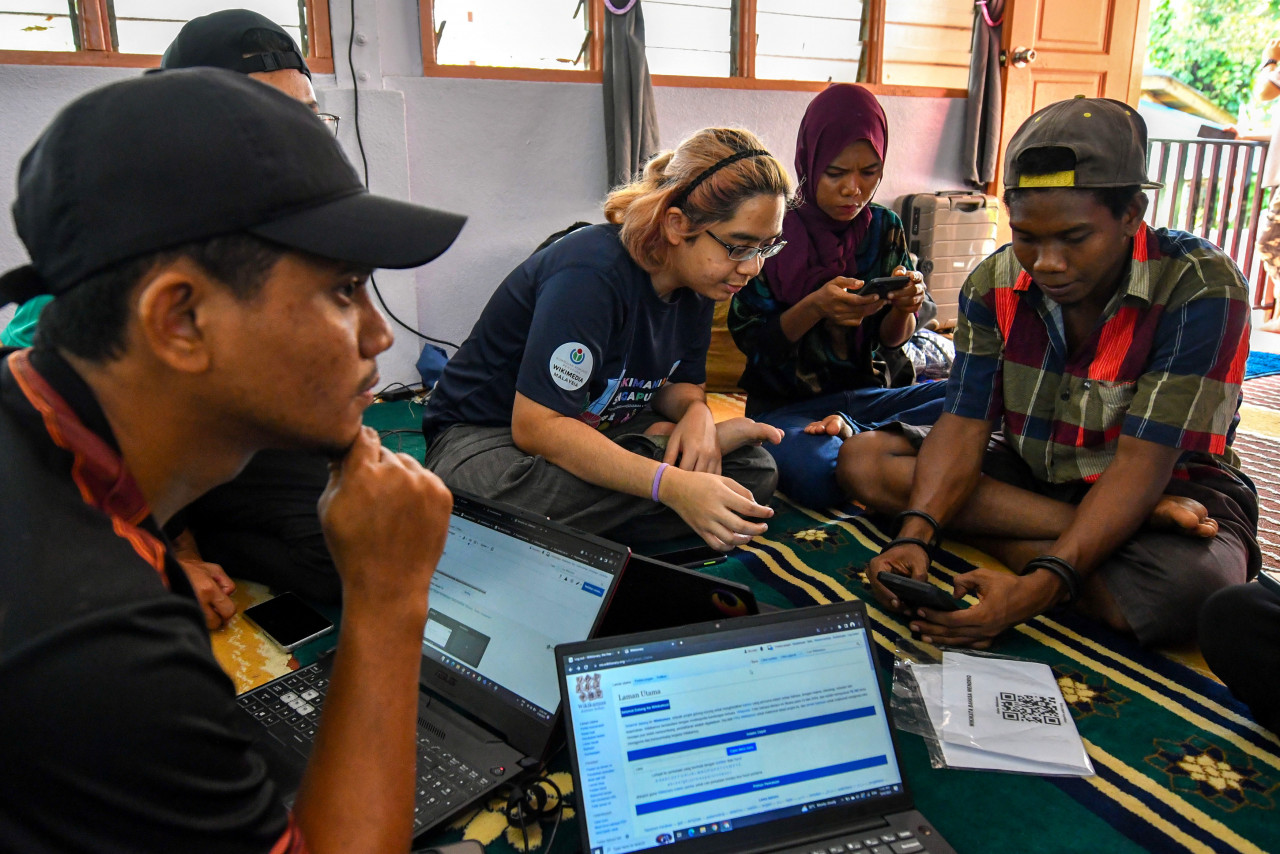 Sukarelawan Wikipedia Malaysia mencatat perkataan dan ayat yang digunakan oleh masyarakat Orang Asli suku kaum Mendriq ketika ditemui BERNAMA di Kampung Lah baru-baru ini. gambar BERNAMA