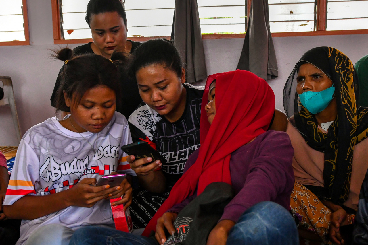 Kaum wanita masyarakat Orang Asli suku kaum Mendriq mencatat perkataan dan ayat yang digunakan mereka ketika ditemui BERNAMA di Kampung Lah baru-baru ini. gambar BERNAMA