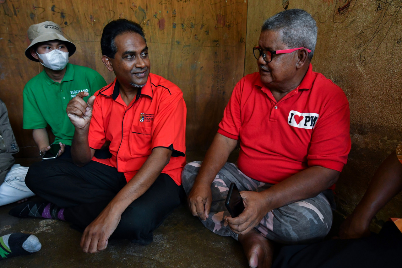  Pensyarah Pusat Pengajian Bahasa dan Linguistik, Fakulti Sains Sosial dan Kemanusiaan, Universiti Kebangsaan Malaysia, Prof Madya Dr Fazal Mohamed Sultan (tengah) bertanyakan sesuatu kepada Penghulu Kampung Orang Asli Kuala Lah kaum Mendriq, Ali Lateh (kanan) berhubung perkataan dan ayat yang digunakan oleh kaum Mendriq ketika ditemui BERNAMA di Kampung Lah baru-baru ini. gambar BERNAMA