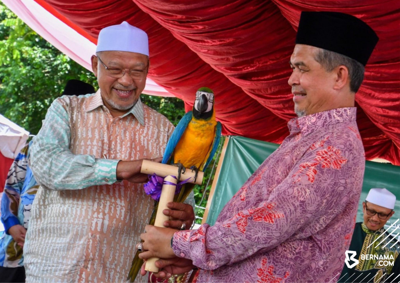 Pengunjung Zoo Mini Kuala Krai terpesona dengan beberapa spesies di taman burung. - Gambar Bernama 