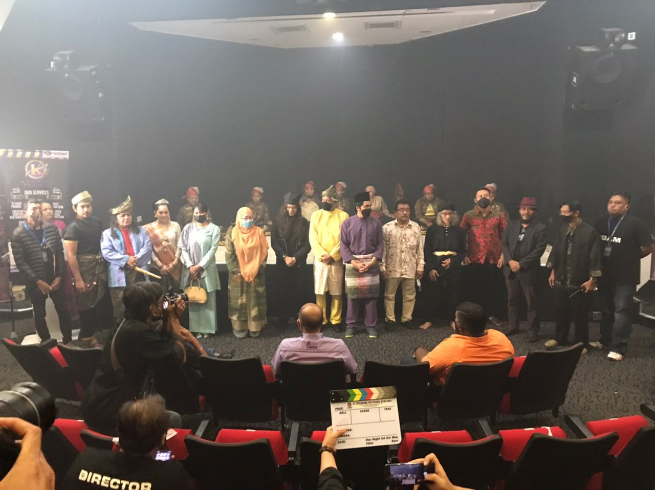 Barisan pelakon, pengarah dan tulang belakang filem 'Misteri Hutan Tok Kepak' bergambar di majlis sidang akhbar yang berlangsung baru-baru ini. 