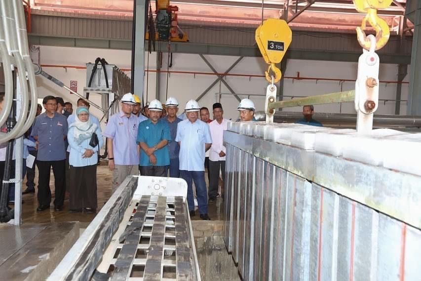 Mohamad Sabu (tengah) merasmikan Kilang Air Batu NEKMAT Tok Bali.