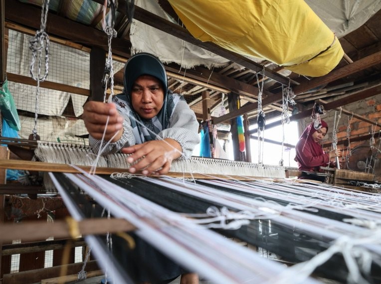 Menurut Mok Su setiap gulungan benang ditandakan dengan ikatan getah bagi membolehkannya membezakan setiap warna benang yang akan digunakan untuk setiap helai kain tenunan - Gambar Bernama