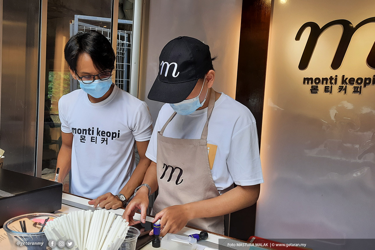 Ahmad Iskandar bersama rakannya menyiapkan tempahan daripada pelanggan.
