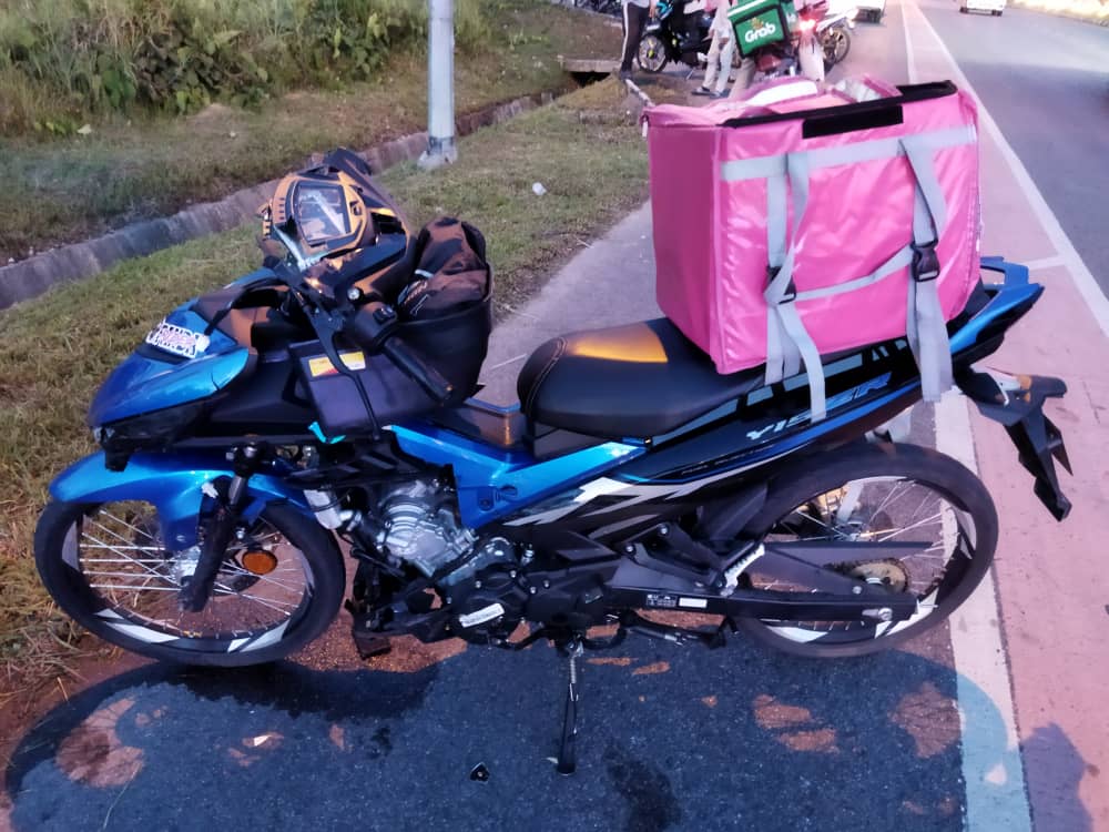 Motorsikal yang ditunggang Mohamad Khairil ketika bertugas sebagai penghantar makanan