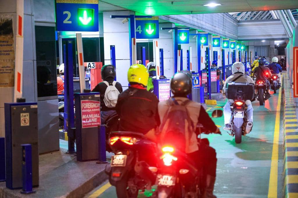 Onn Hafiz berkata Johor dan kerajaan Persekutuan sentiasa komited dalam memperbaiki serta menambah baik sistem sedia ada, sekali gus mengurangkan kesesakan laluan darat antara Malaysia dan Singapura melalui Tambak Johor dan Laluan Kedua Malaysia-Singapura (Linkedua).