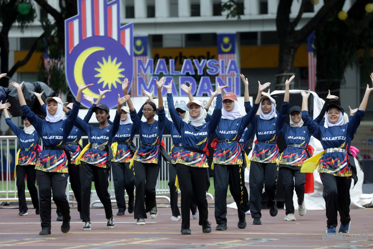 Antara kontinjen yang menjayakan raptai Hari Kebangsaan Ke-66 di Dataran Putrajaya hari ini. gambar Nooreeza Hashim