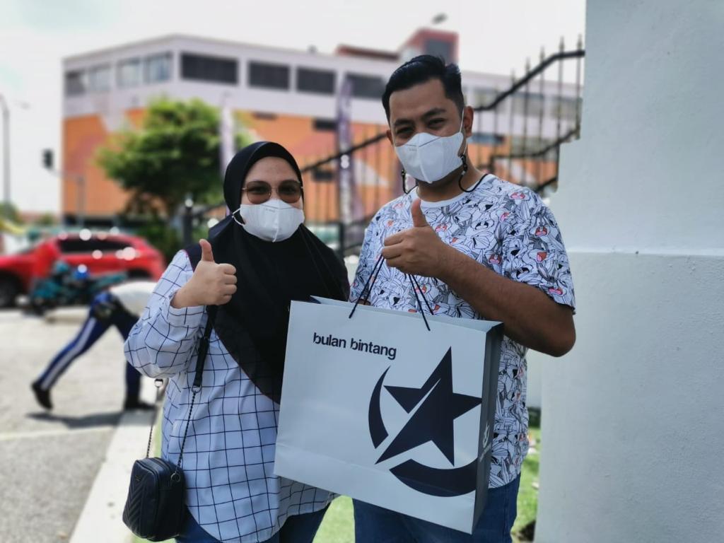 Muhammad Faris dan Roziana sanggup datang dari Kluang, Johor untuk membeli baju Melayu Bulan Bintang.