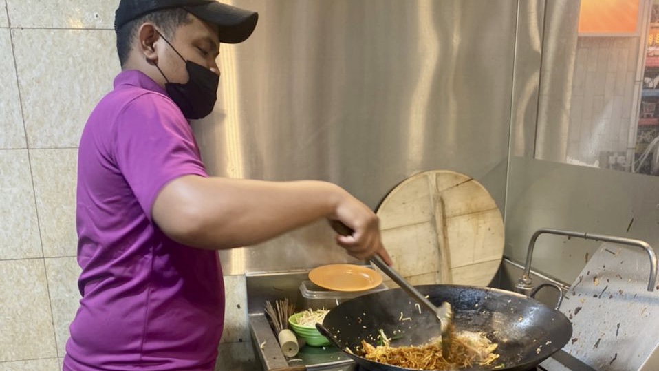 Muhd Hafeez bekerja sebagai tukang masak di Singapura. - Gambar Hafeez Naem