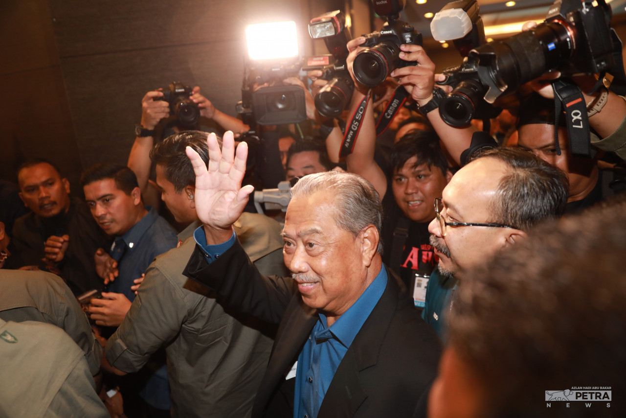 Pengerusi Perikatan Nasional (PN) Tan Sri Muhyiddin Yassin yang tiba di Hotel Concorde Shah Alam, sebelum sidang media selepas keputusan Pilihan Raya Negeri (PRN) 2023 diumumkan. - gambar Azlan Hadi Abu Bakar