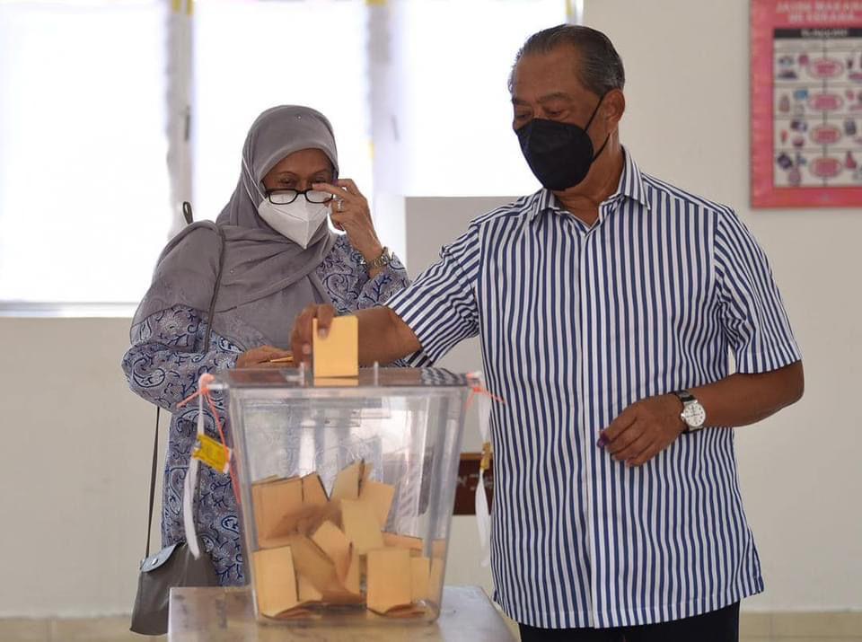 Muhyiddin dan Noorainee mengundi di Sekolah Menengah Kebangsaan Sri Muar, Muar bagi kerusi DUN Maharani.