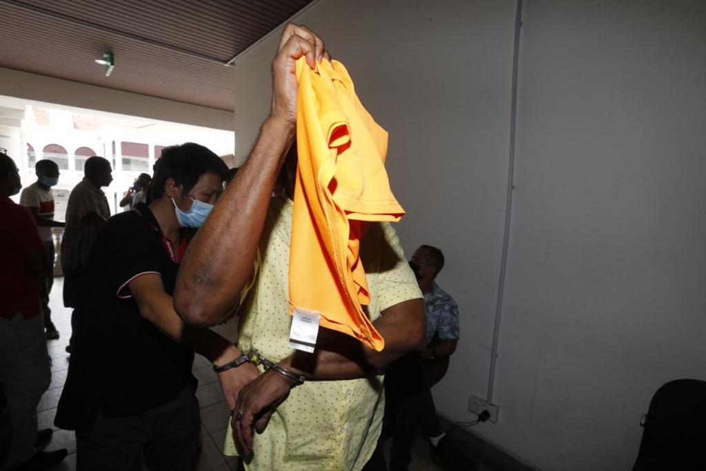 Muniandy didakwa bersubahat membantu Mohamad Azrim melepaskan semua 11 warga asing, tahun lepas. 