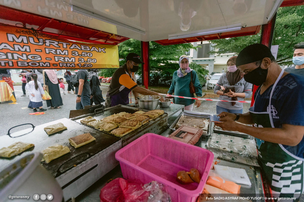 Murtabak, antara yang menjadi tarikan di bazar Ramadan di Setia Alam.