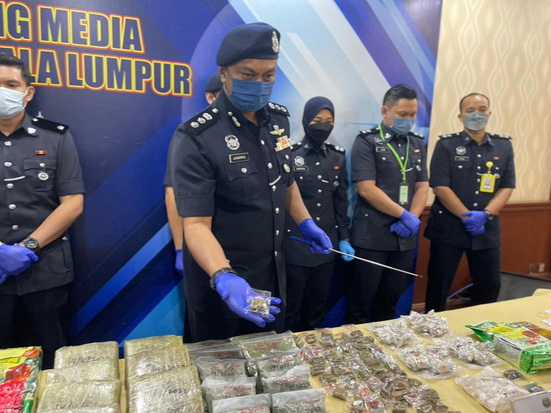 Jasmirol menunjukkan dadah yang dirampas dalam Op Gaston, minggu lalu.