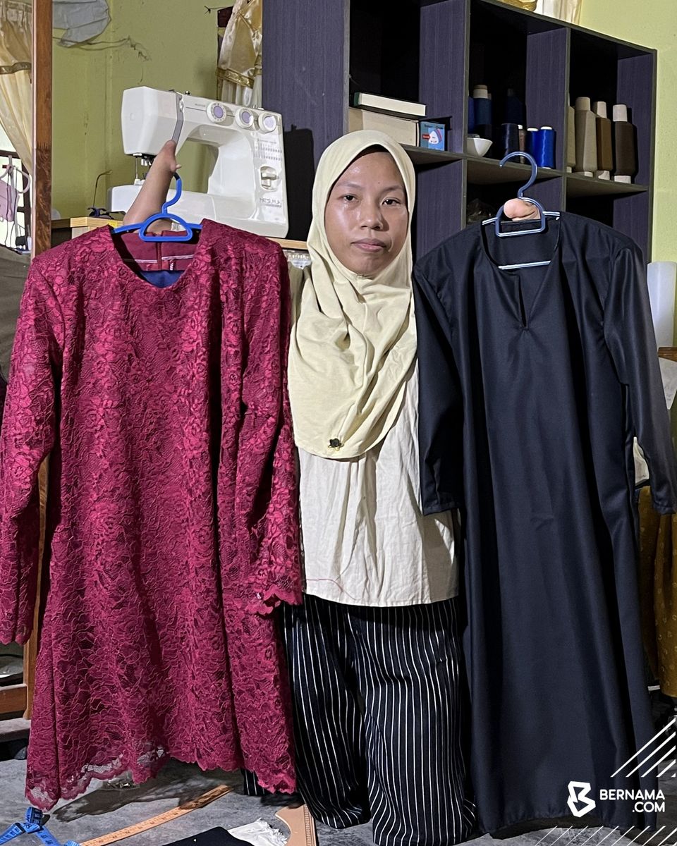 Nik Suriyati bersama sebahagian tempahan jahitan yang disiapkannya. - Gambar Bernama