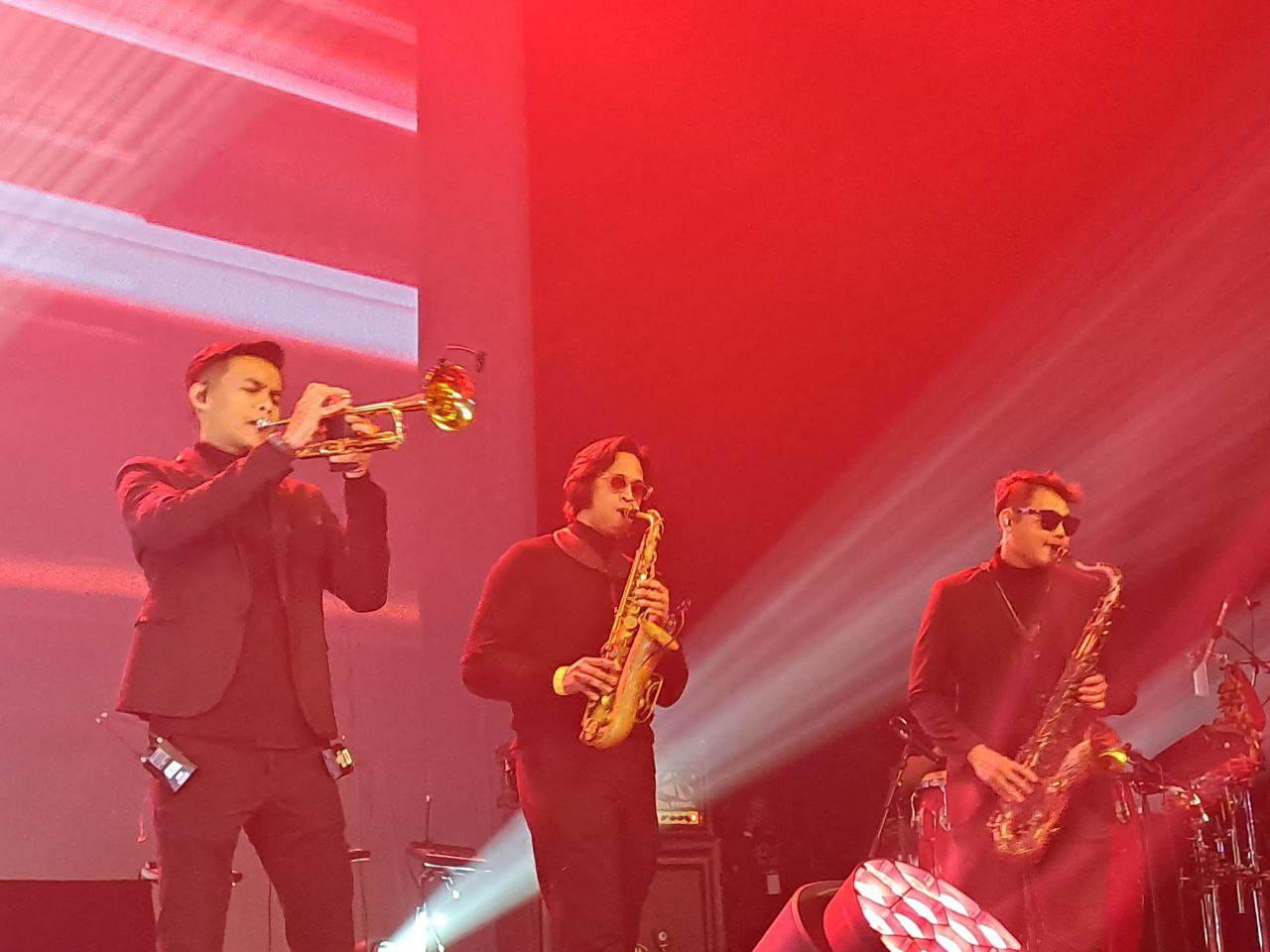 Noh membuat persembahan malam tadi lengkap dengan 'brass section'