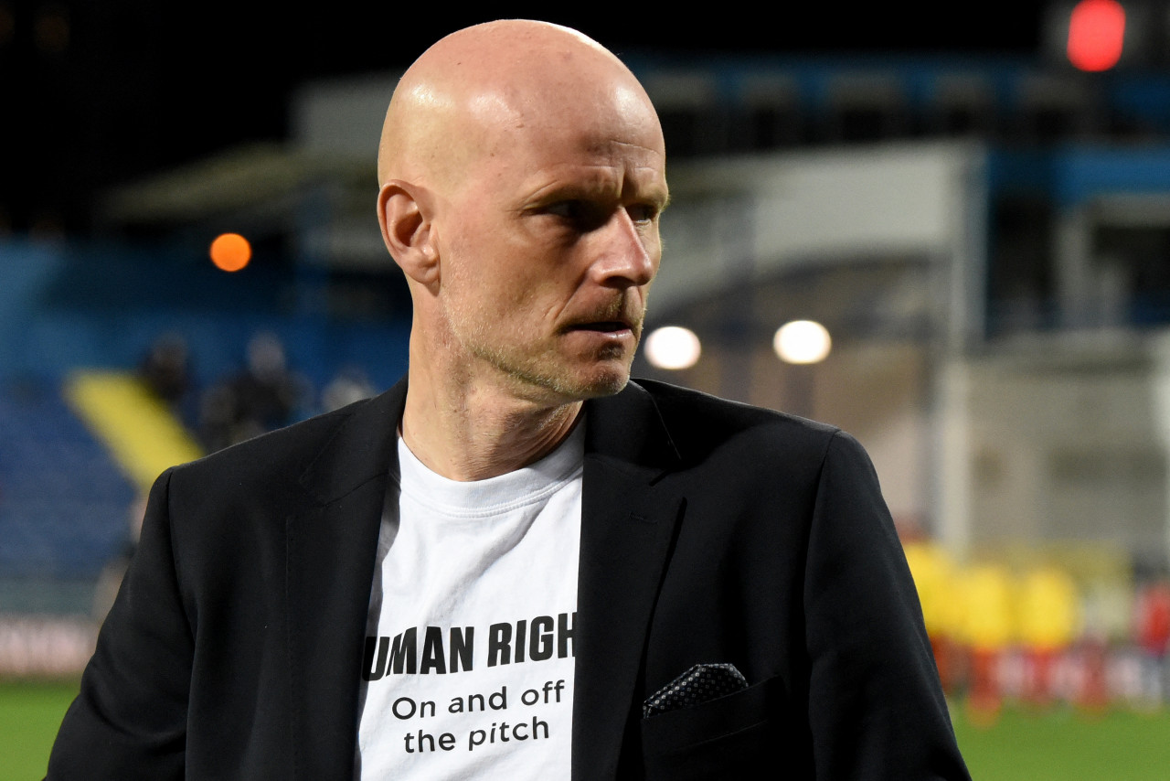 Ketua jurulatih pasukan Norway,Stale Solbakken dan kemeja-T protesnya. Gambar: SAVO PRELEVIC / AFP